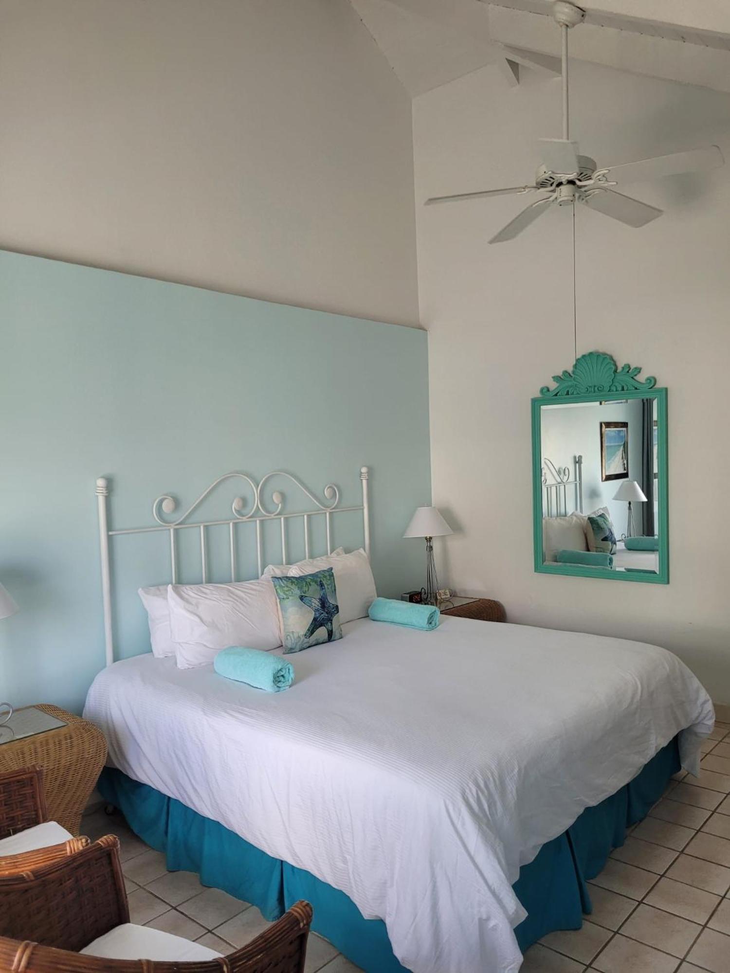 Sibonne Beach Hotel グレイス・ベイ エクステリア 写真